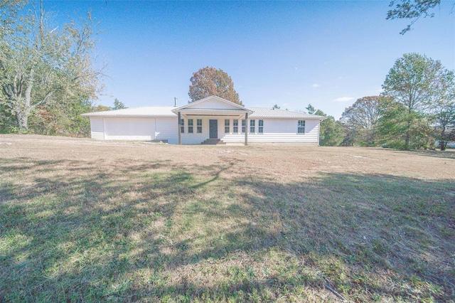 single story home featuring a front yard