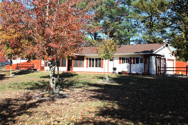 view of front of home featuring a front yard