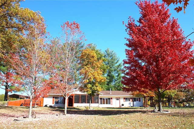 view of front facade with a front yard