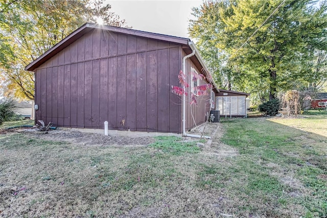 view of outdoor structure featuring a yard