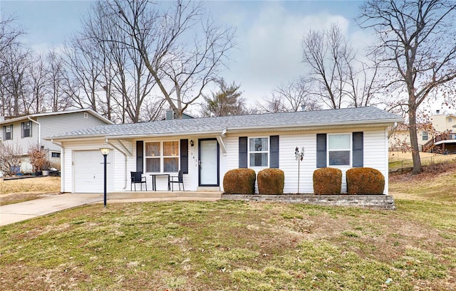 view of front facade featuring a porch, a garage, driveway, and a front yard