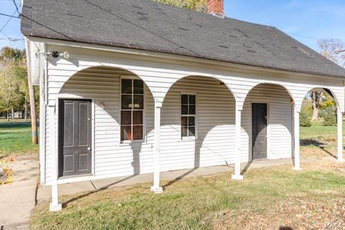 back of house featuring a lawn