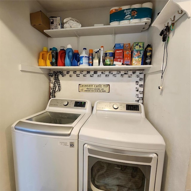 washroom featuring washing machine and clothes dryer