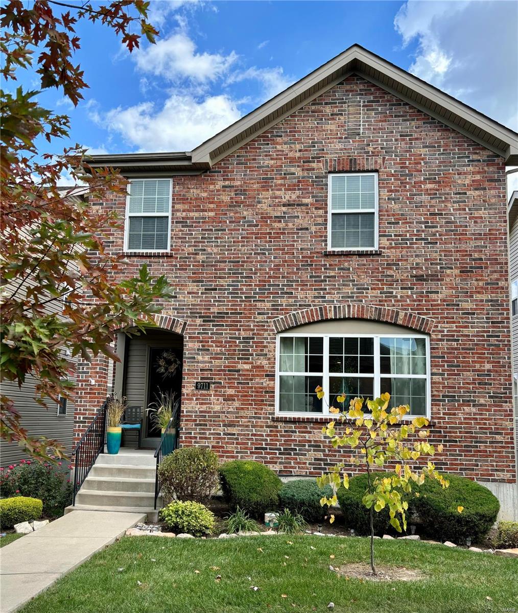 view of front of property with a front yard