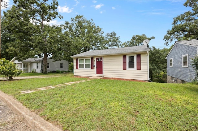 view of front of property featuring a front yard