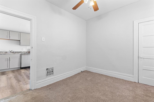 empty room featuring light hardwood / wood-style floors, sink, and ceiling fan