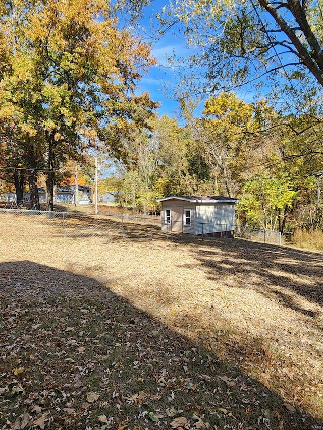 view of yard with a shed