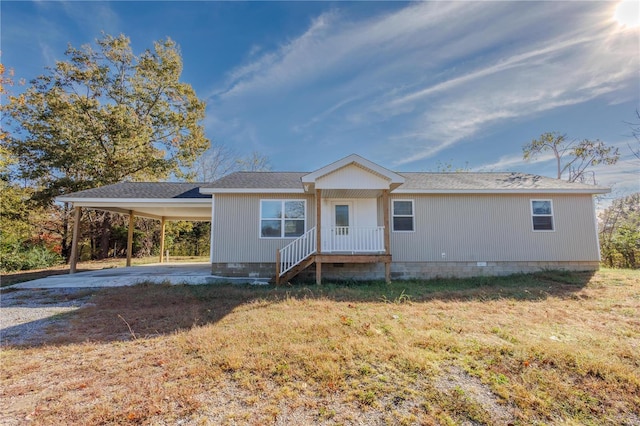 view of front of property featuring a front lawn and a carport