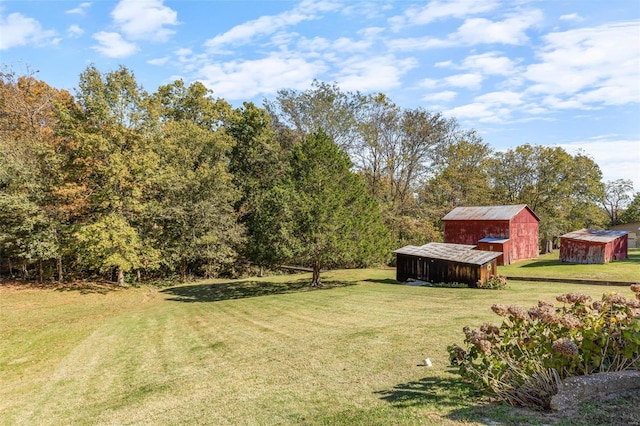 view of yard featuring an outdoor structure