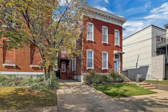 italianate home featuring a balcony