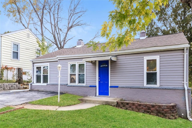 view of front facade featuring a front lawn