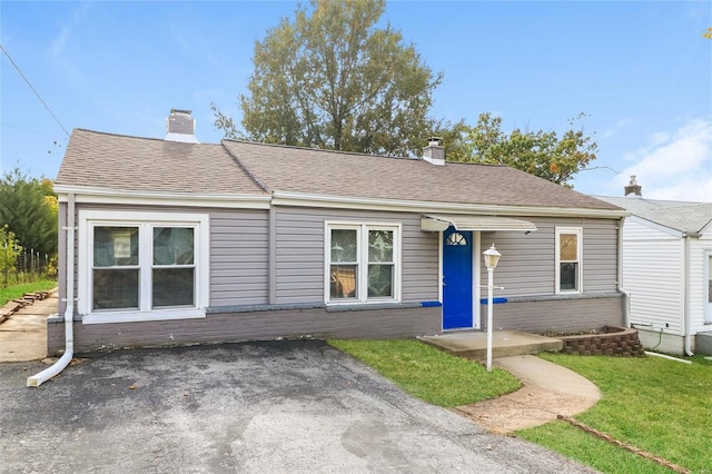 view of front of home with a front lawn