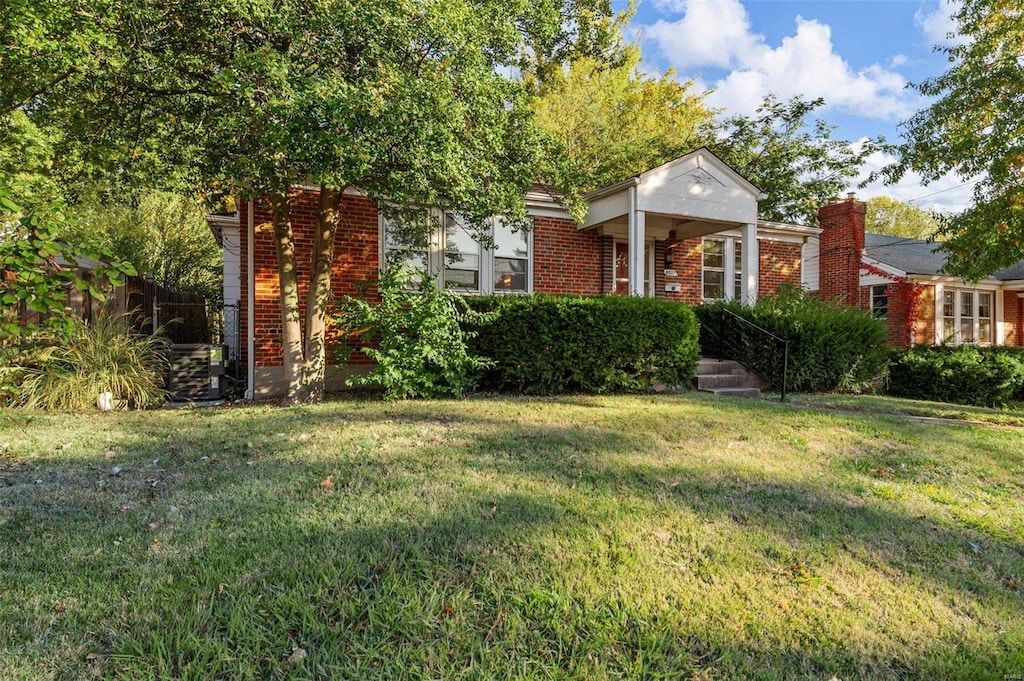 view of front of house with a front yard