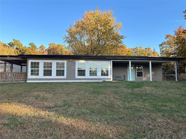 view of front of house featuring a front lawn