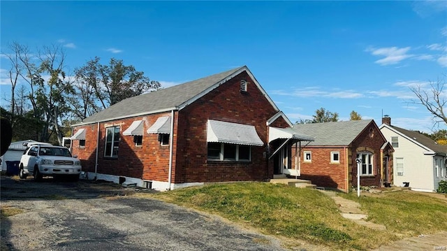 view of front of house featuring a front yard