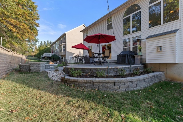 view of yard featuring a patio area