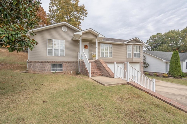 view of front facade featuring a front yard