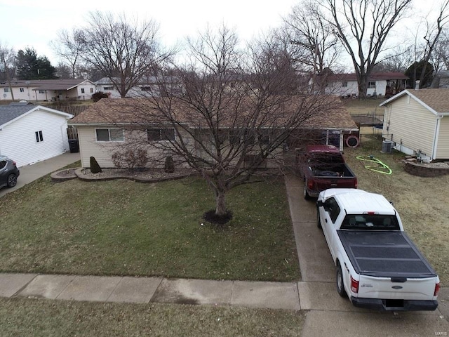 view of front of property featuring a front lawn