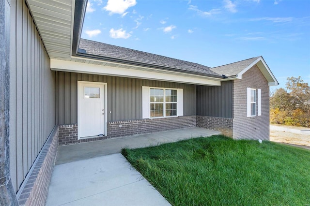 property entrance featuring a yard