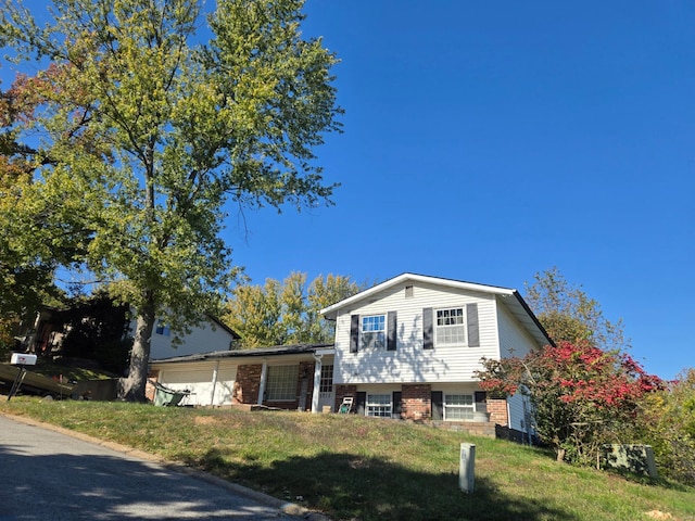 tri-level home featuring a front lawn