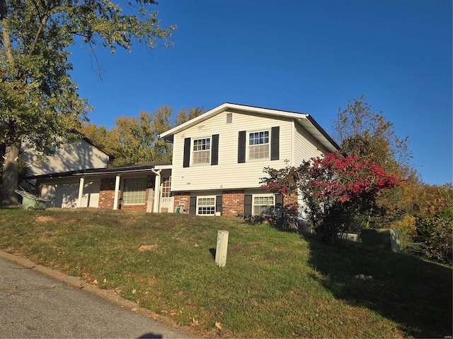 tri-level home with a front lawn