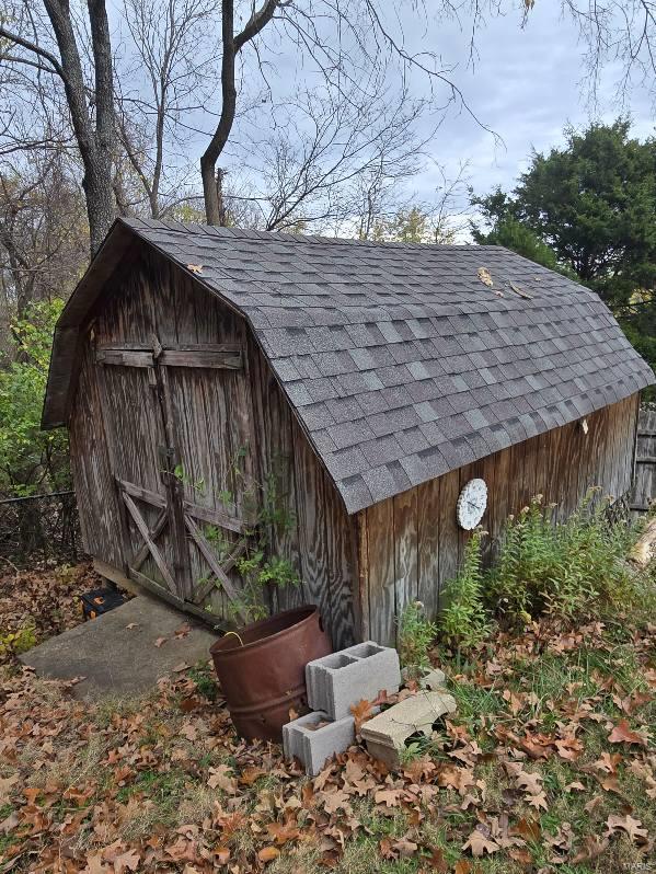 view of outbuilding