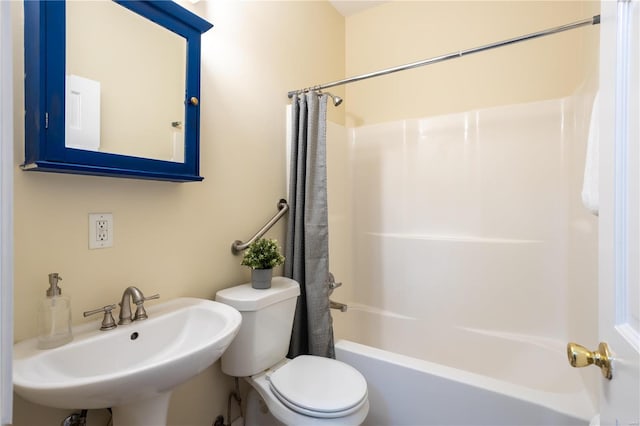 full bathroom featuring sink, shower / bath combo, and toilet