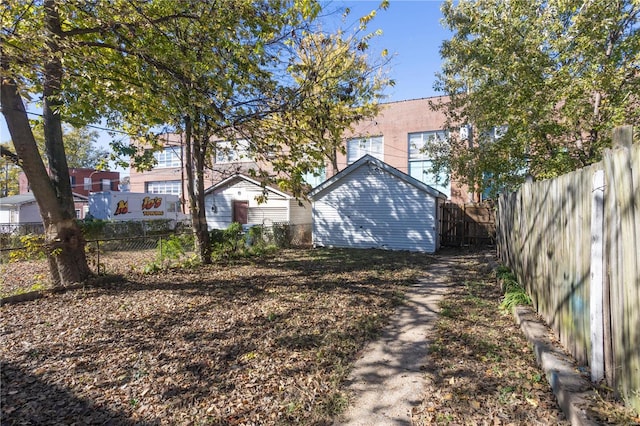 view of yard with a storage shed