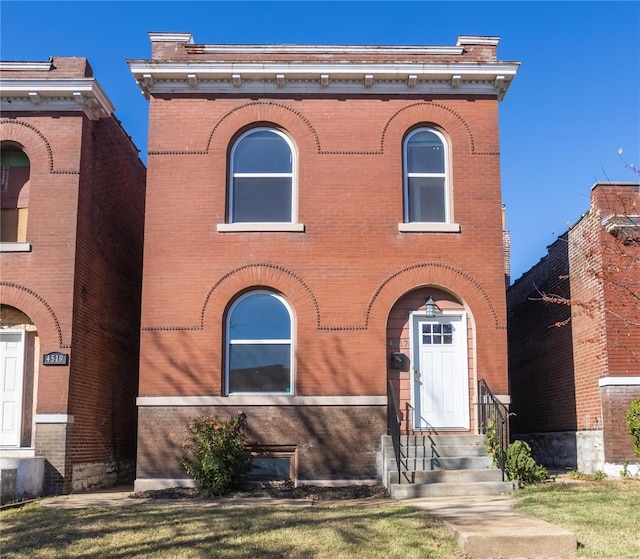 view of front facade featuring a front yard