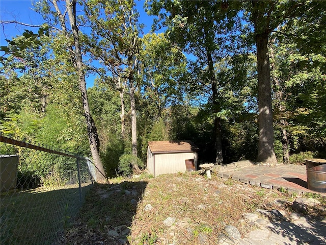 view of yard with a storage unit