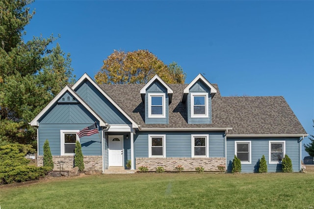 view of front of property with a front yard