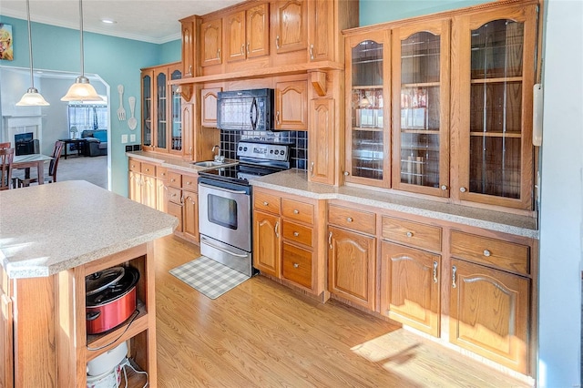 kitchen featuring stainless steel electric stove, hanging light fixtures, ornamental molding, light hardwood / wood-style floors, and tasteful backsplash