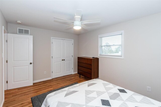 bedroom featuring a closet, light wood-type flooring, and ceiling fan