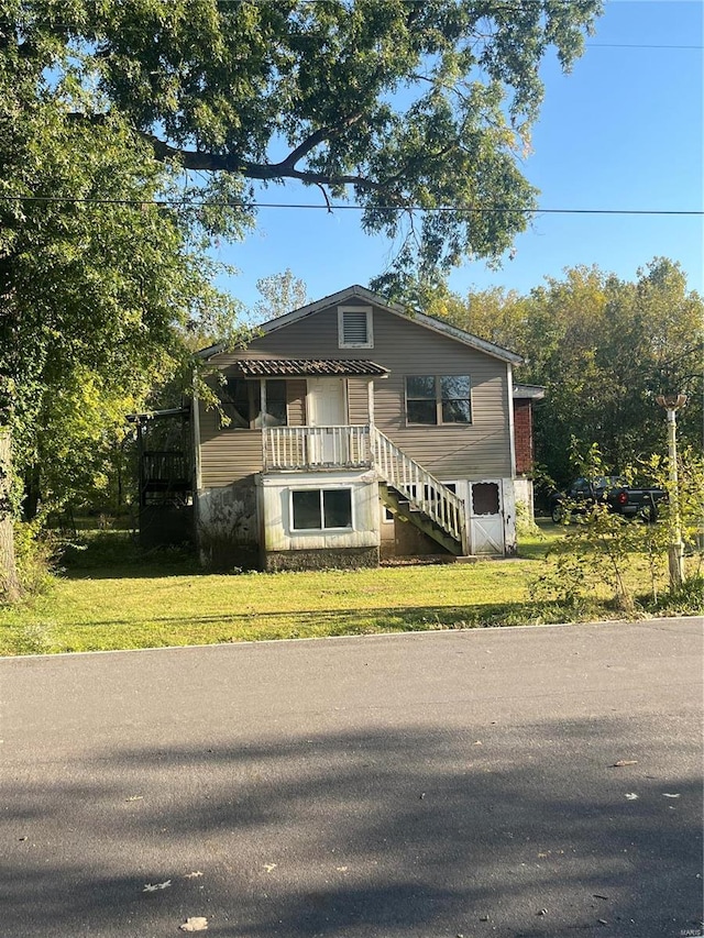 view of front facade with a front yard