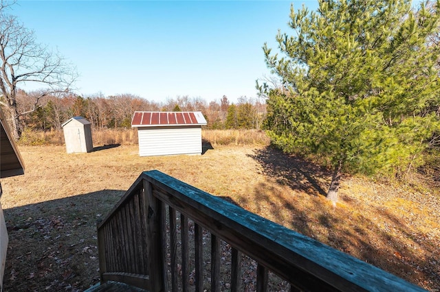 view of yard featuring a storage shed