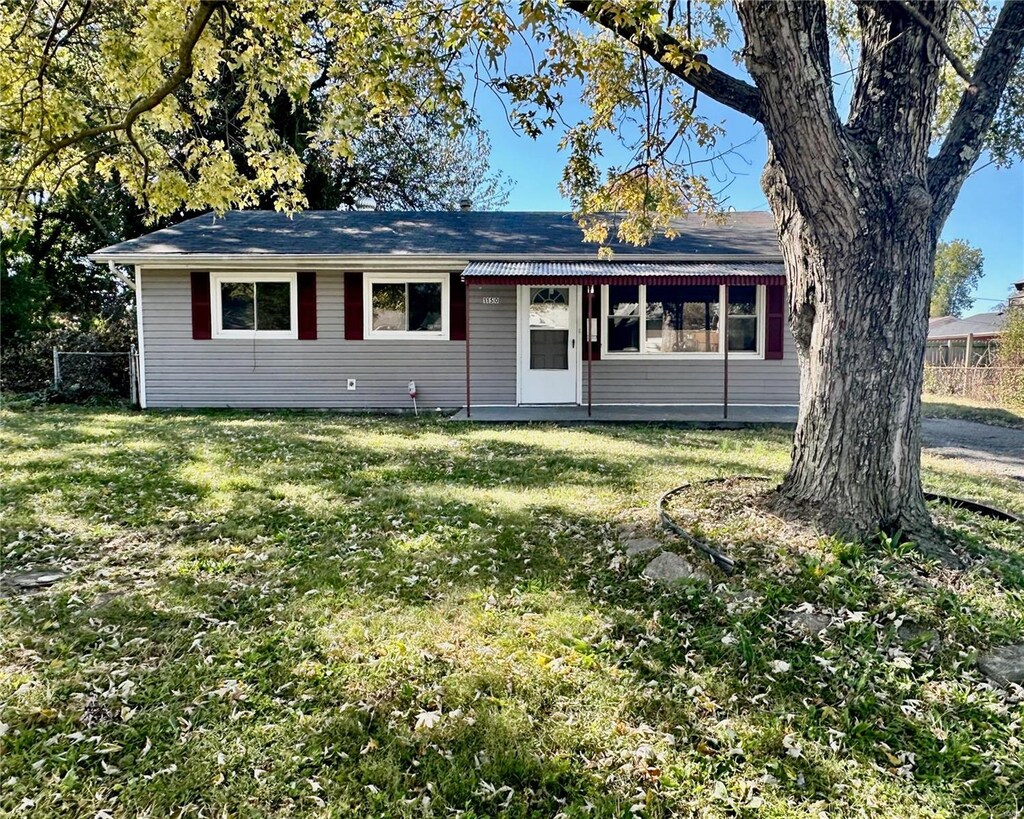 ranch-style home featuring a front lawn