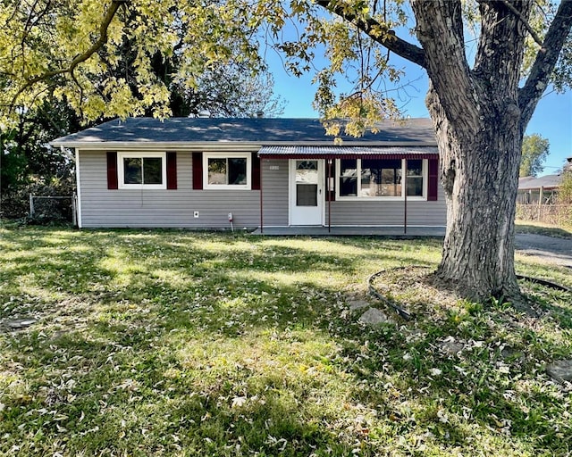 ranch-style home featuring a front lawn