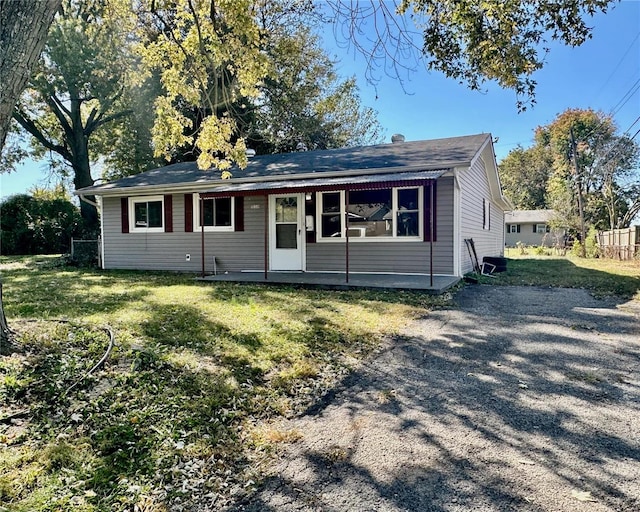 single story home featuring a front lawn