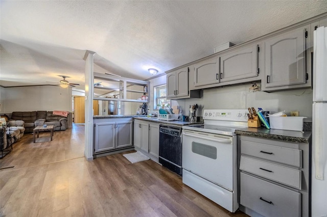 kitchen with ceiling fan, a textured ceiling, dark hardwood / wood-style floors, gray cabinetry, and white appliances