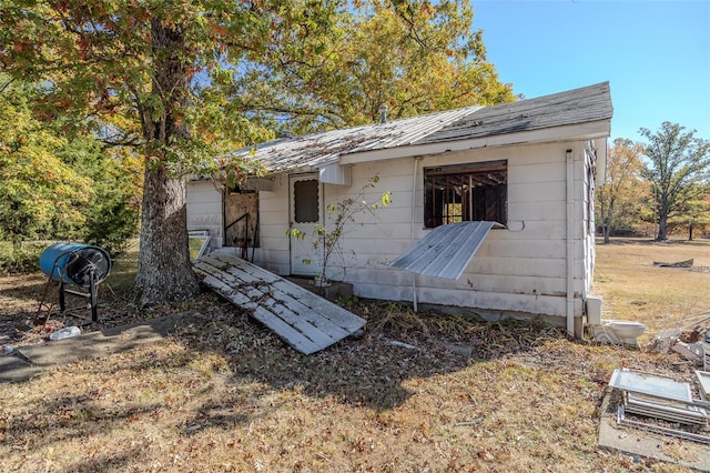 view of outbuilding