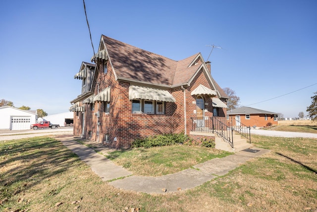 view of front of home with a front lawn