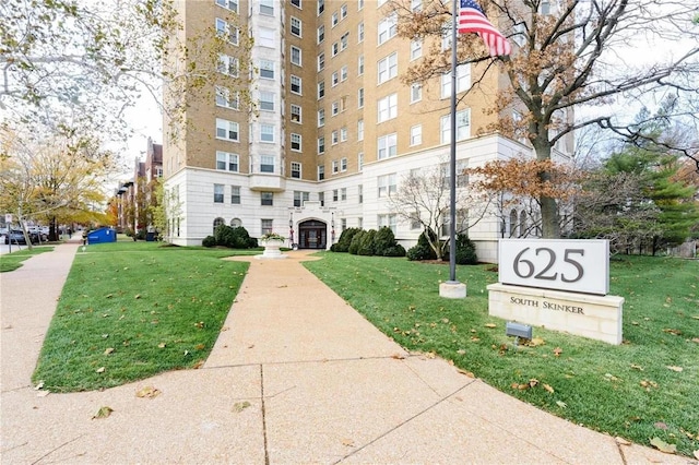 view of home's community featuring a yard