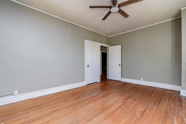 empty room featuring light hardwood / wood-style floors, crown molding, and ceiling fan