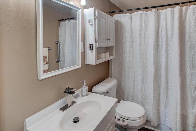 bathroom with toilet, a shower with curtain, and vanity