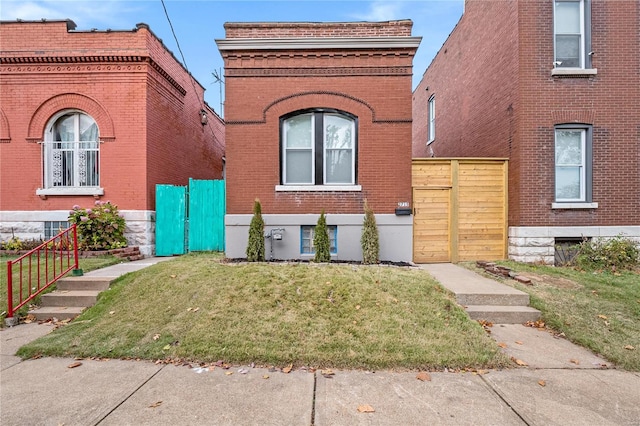 view of front facade featuring a front yard