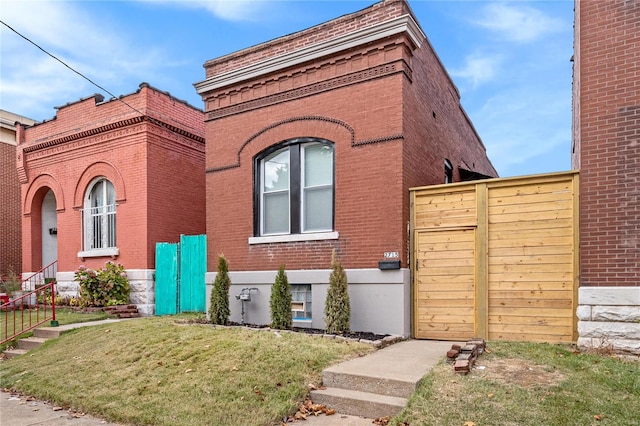 view of front facade with a front lawn