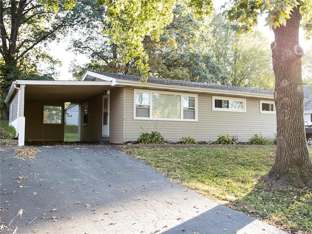 view of front of house featuring a carport and a front yard