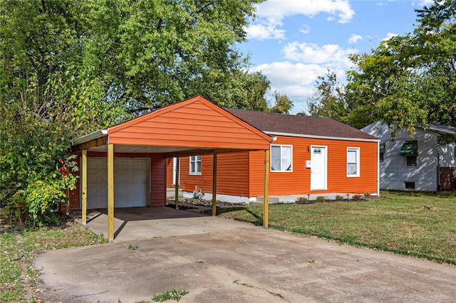 view of front of property featuring a carport and a front yard