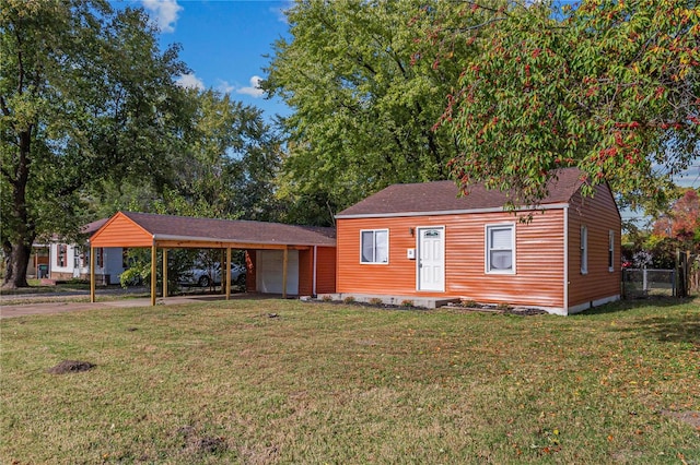 view of front of property featuring a front yard and a carport