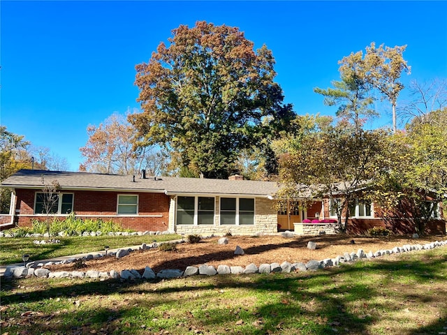 view of front of property featuring a front lawn